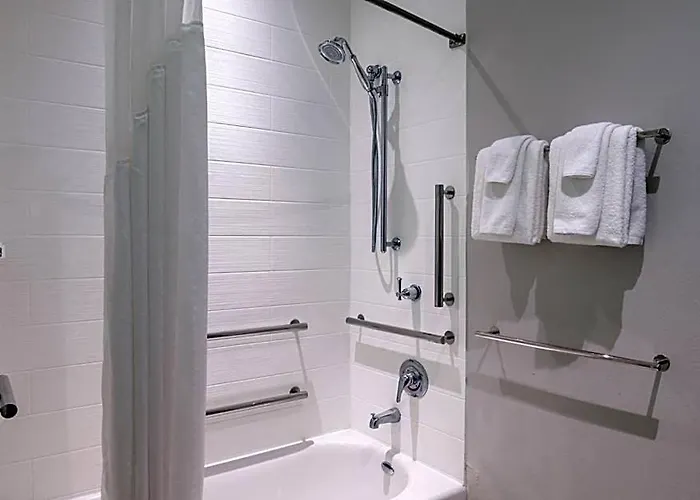 Express By Ihg Hotel 3*